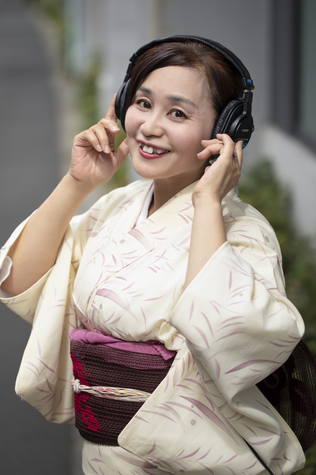 土岐典子 プロフィール写真（着物とヘッドホン）